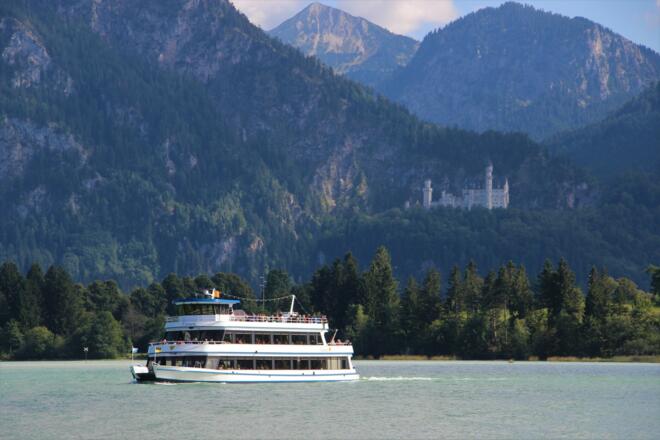Forggensee-Schifffahrt mit Schloss Neuschwanstein im Hintergrund