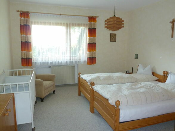 Schlafzimmer mit Babybett