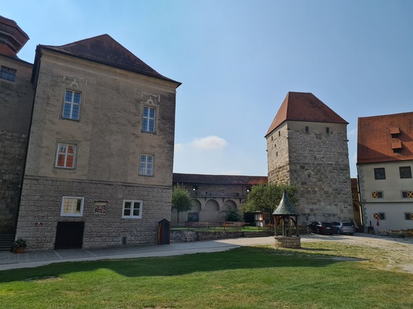 Schleifenroute - Harburg Burg Harburg Burghof