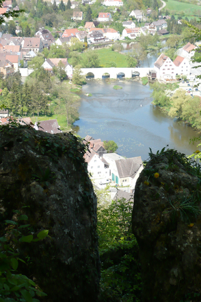 Aussichtspunkt mit Blick auf das Schloss Harburg.