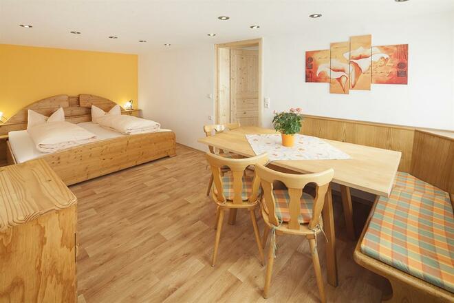 Ferienwohnung Grünten Wohn- Schlafzimmer