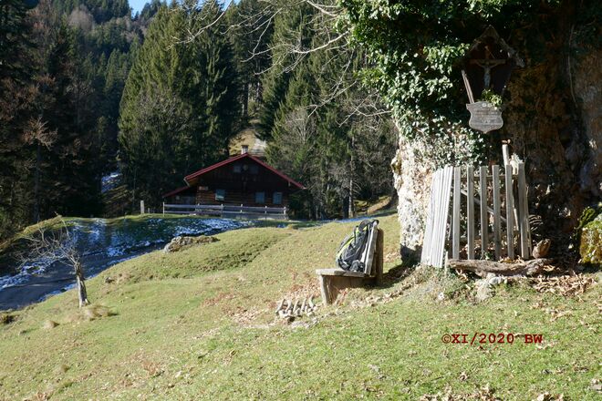 Almkreuz Kaseralpe mit Bank