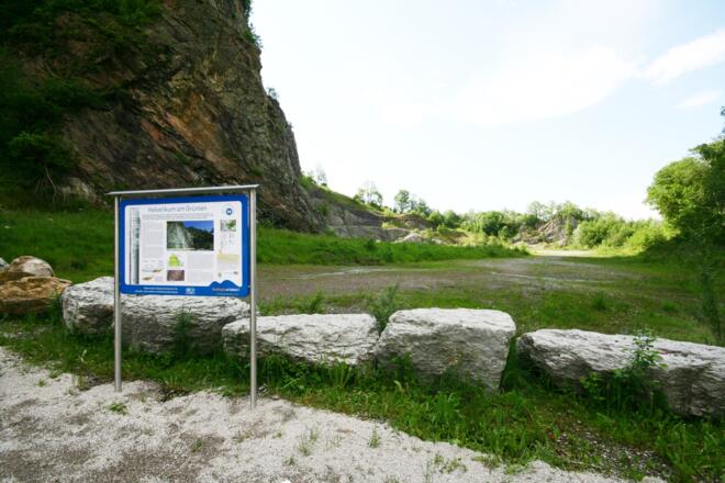 Infotafel am Steinbruch bei Burgberg