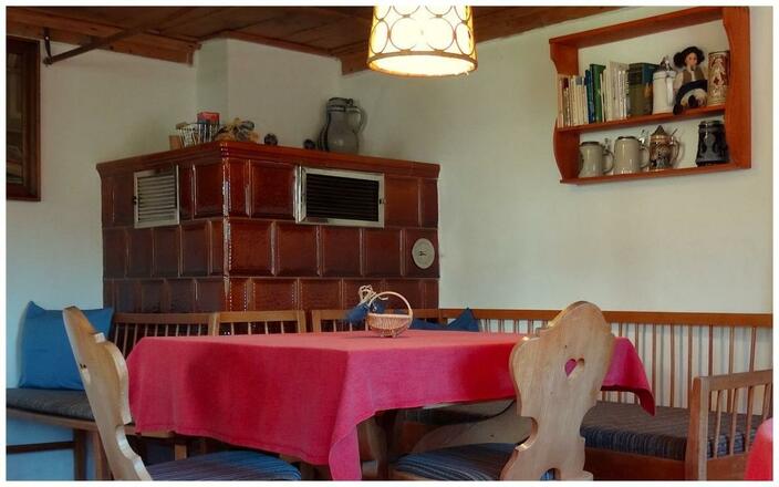 Aufenthaltsraum mit urigem Kachelofen