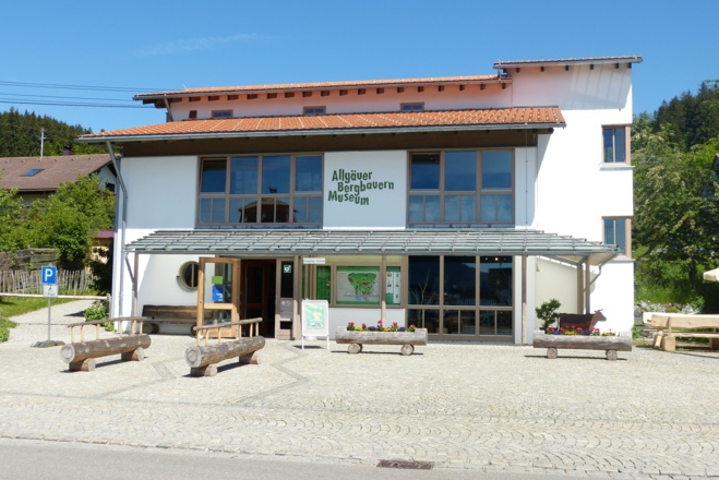 Frontansicht des Bergbauernmueums