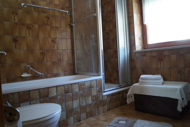 Badezimmer Wanne und Dusche