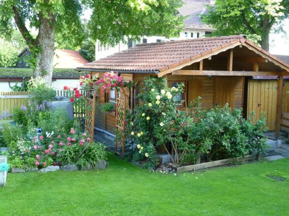 Blick von der Küche zum Gartenhaus