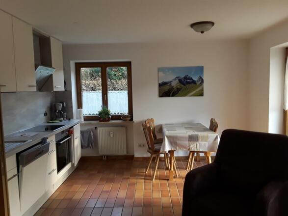 Küchenzeile mit Essecke