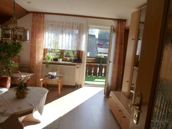 Blick vom Wohnzimmer auf d. Balkon