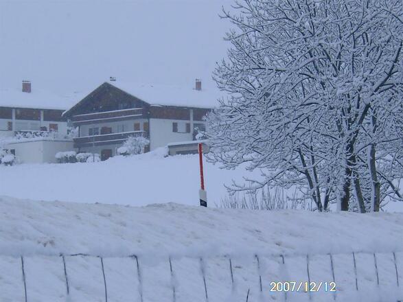 Blick aufs Haus im Winter