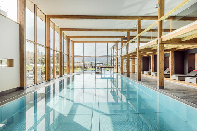 Schwimmbad mit Außenpool im Rosenalp Spa