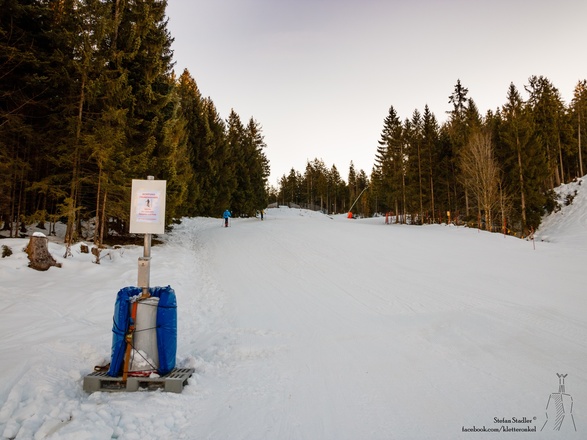 Spendenbox für Park- und Pistengebühr am Beginn der Familienabfahrt