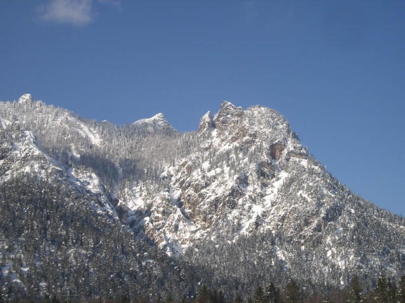 Schlafende Hexe mit Schnee bestäubt