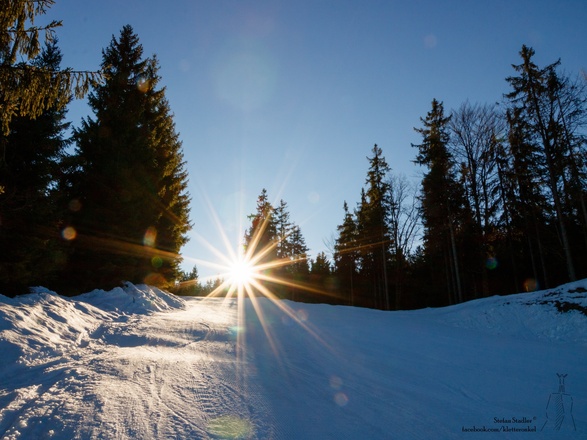 am Rand der flachen Piste der Sonne entgegen