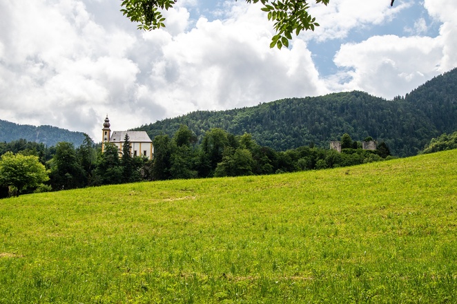 Blick zur Pankrazkirche und der Burgruine Karlstein