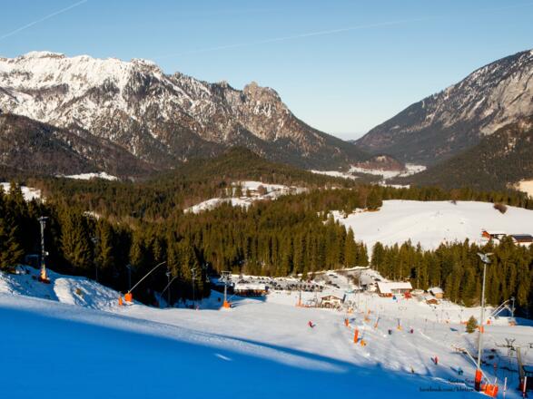 Blick von der FIS Abfahrt: Die schlafende Hexe über dem Nebelmeer im Flachland