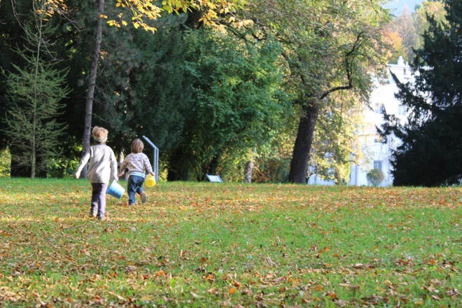 Kinder toben im Karlspark
