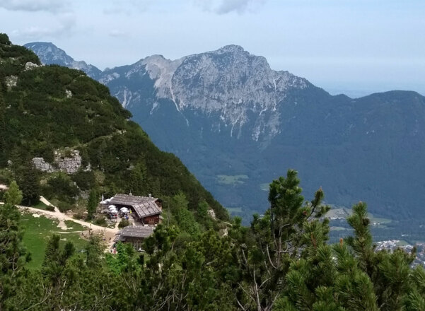 Die Almhütte Schlegelmulde zwischen Predigtstuhl und Hochschlegel kommt in Sicht.