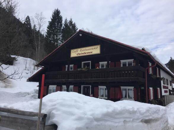 הבקתת מסעדה סמוך לאגם