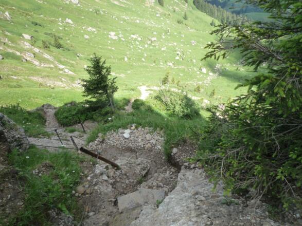 Brunnenauscharte; Steilstufe mit Tritten und Seilsicherung
