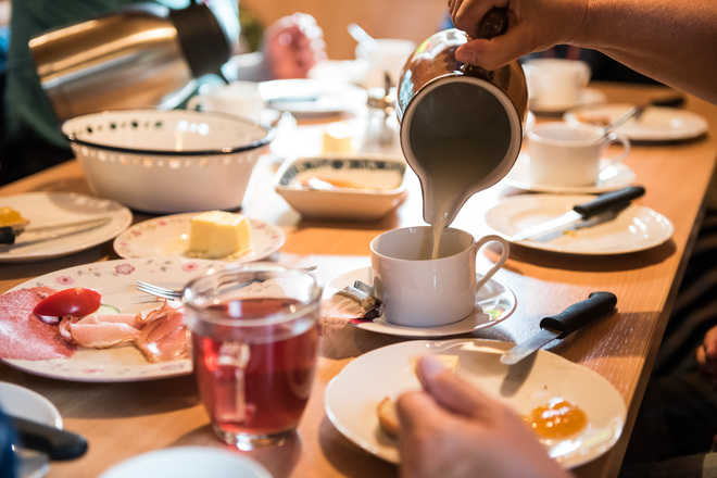 Frische Milch und selbstgemachten Kaese zum Fruehstueck