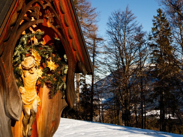 Marterl am Götschen - Untersberg zwischen den Bäumen zu erkennen