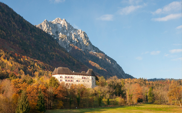 Schloss Staufeneck am Natur- und kulturhistorischer Wanderpfad Piding