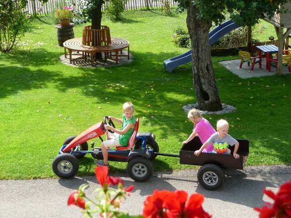 spielen und toben rund um dem Bauernhof