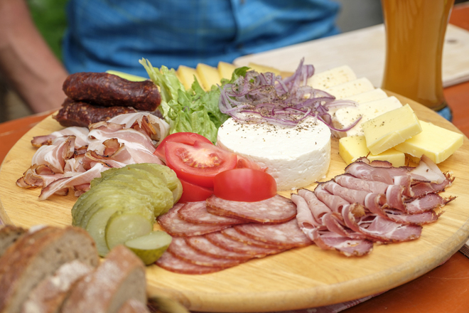 Deftige Brotzeit auf der Alpe Scheuen in Balderschwang