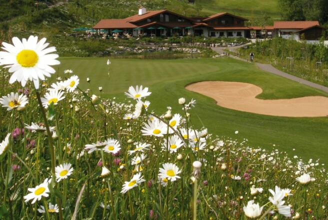 Das Seehaus liegt direkt am Golfplatz und ist sowohl mit dem Auto als auch zu Fuß gut zu erreichen