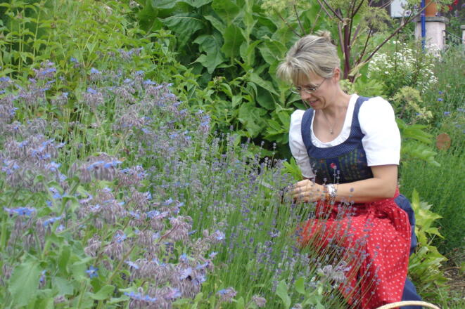 Silvia Kienle im Kräutergarten in Balderschwang