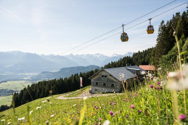 Die Sennalpe Ornach an der Mittelstation der Hörnerbahn in Bolsterlang
