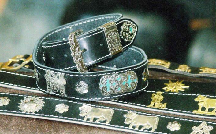 Für die Allgäuer Kuhgürtel werden Kuhmotive aus Messing ausgestanzt und auf dem Gürtel angebracht