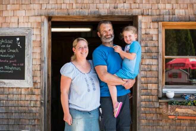 Die Älpler Erwin und Steffi mit Tochter Lina