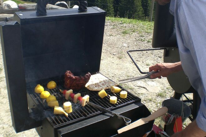 In der Grillschule Allgäu gibt Adi Tipps zum perfekten Grillen