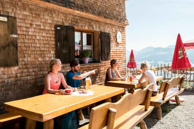 Brotzeitgenuss auf der Sonnenterasse der Sennalpe Ornach