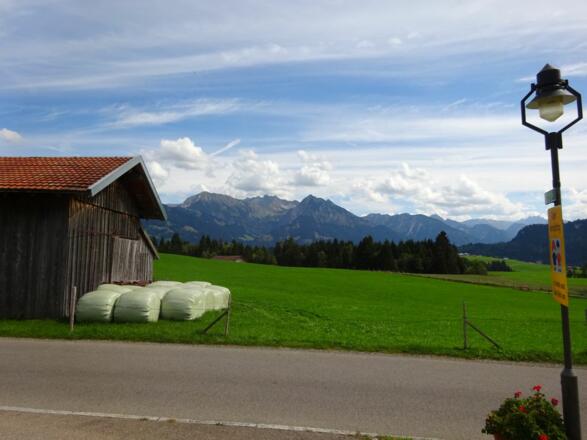 Der Blick von der Terrasse auf die Allgäuer Alpen