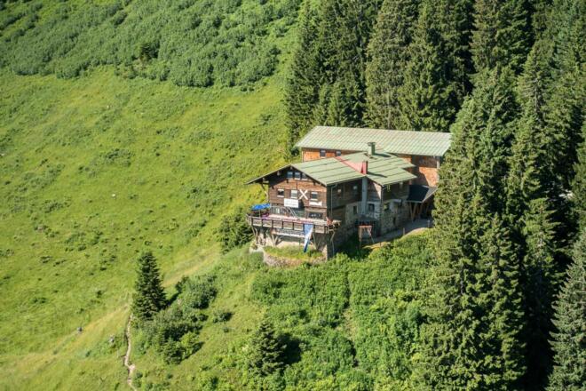 In der Berghütte Hörnerhaus können bis zu 130 Personen untergebracht werden