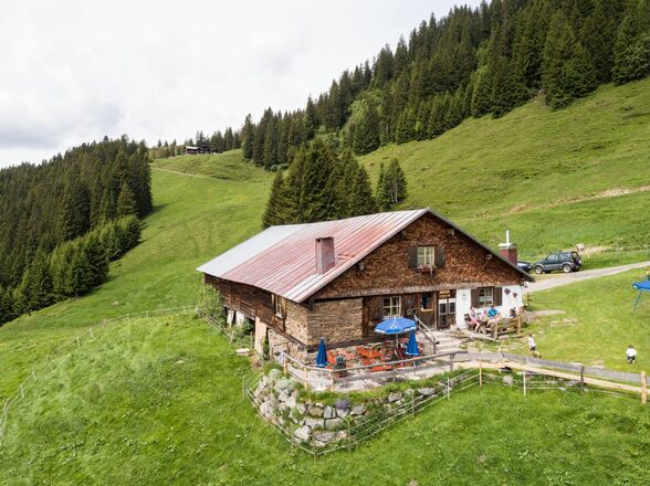 Die Alpe liegt in der Nähe der Hörnerbahn im schönen Bolgental bei Bolsterlang im Allgäu