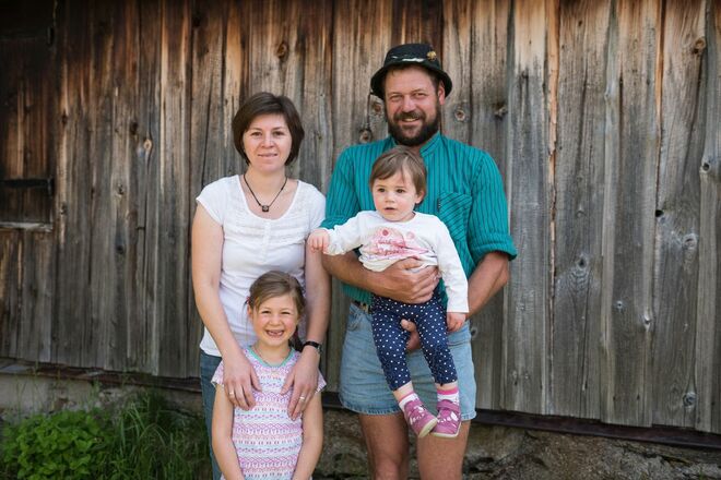Die Älpler Markus und Michaela und ihre Töchter Laura und Pia freuen sich auf Ihren Besuch auf der Alpe Hinteregg in Bolsterlang
