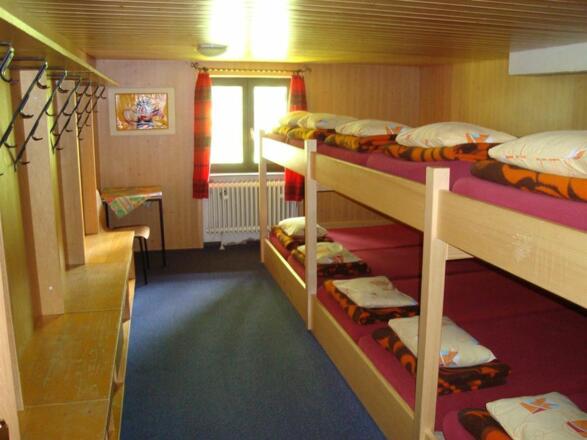 Im kleinen Hüttenlager kommen 12 Personen unter