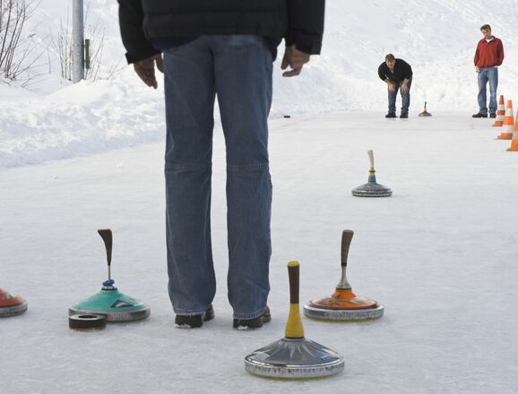 Eisstockschießen auf dem Natureisplatz in Fischen-Au