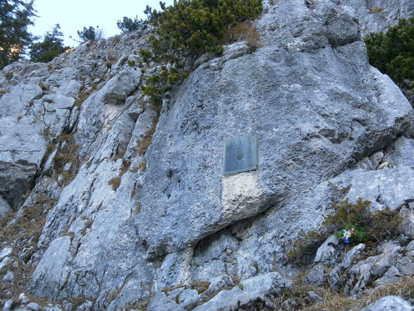 Einstieg bei der Gedenktafel
