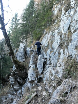 gesichertes Felsband des Alpeltalsteigs