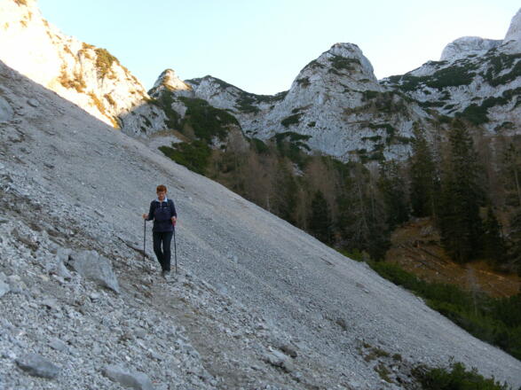 Schuttreisenabstieg über dem Alpeltal