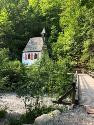 Eine kleine Kirche direkt am Wanderweg