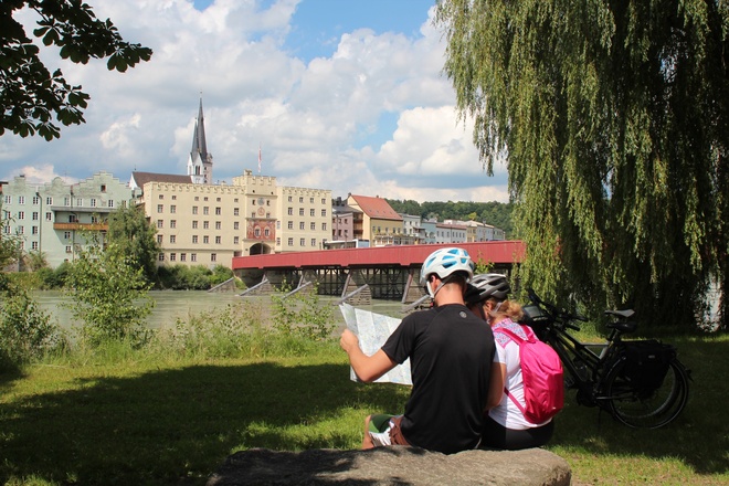 Radler vor Wasserburg