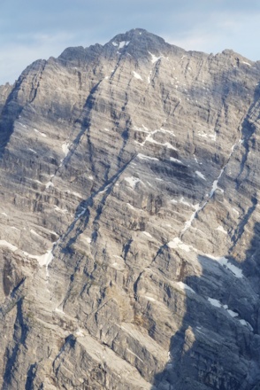 "Bänder" aus Dachsteinkalk (Foto vom Feuerpalfen aus)