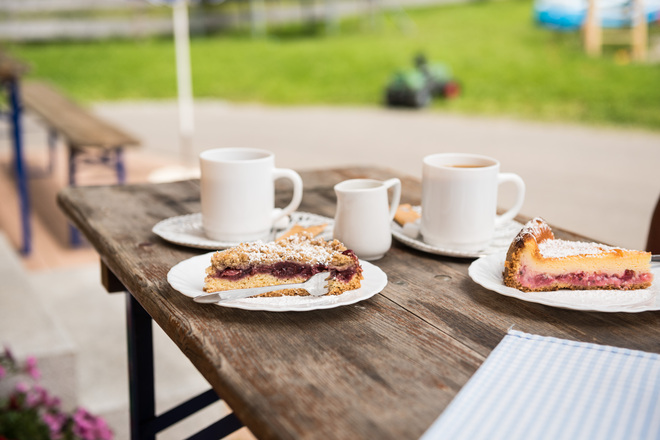 Selbstgemachte Kuchen auf der Alpe Hörnle bei Obermaiselstein
