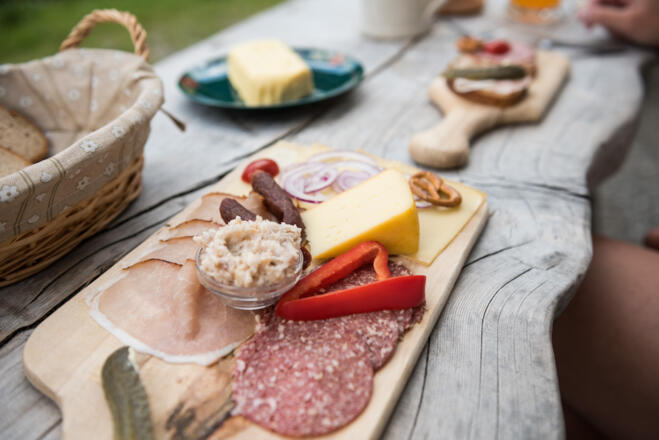 Alpe Schönberg liegt am Fuße des Besler bei Obermaiselstein im Allgäu